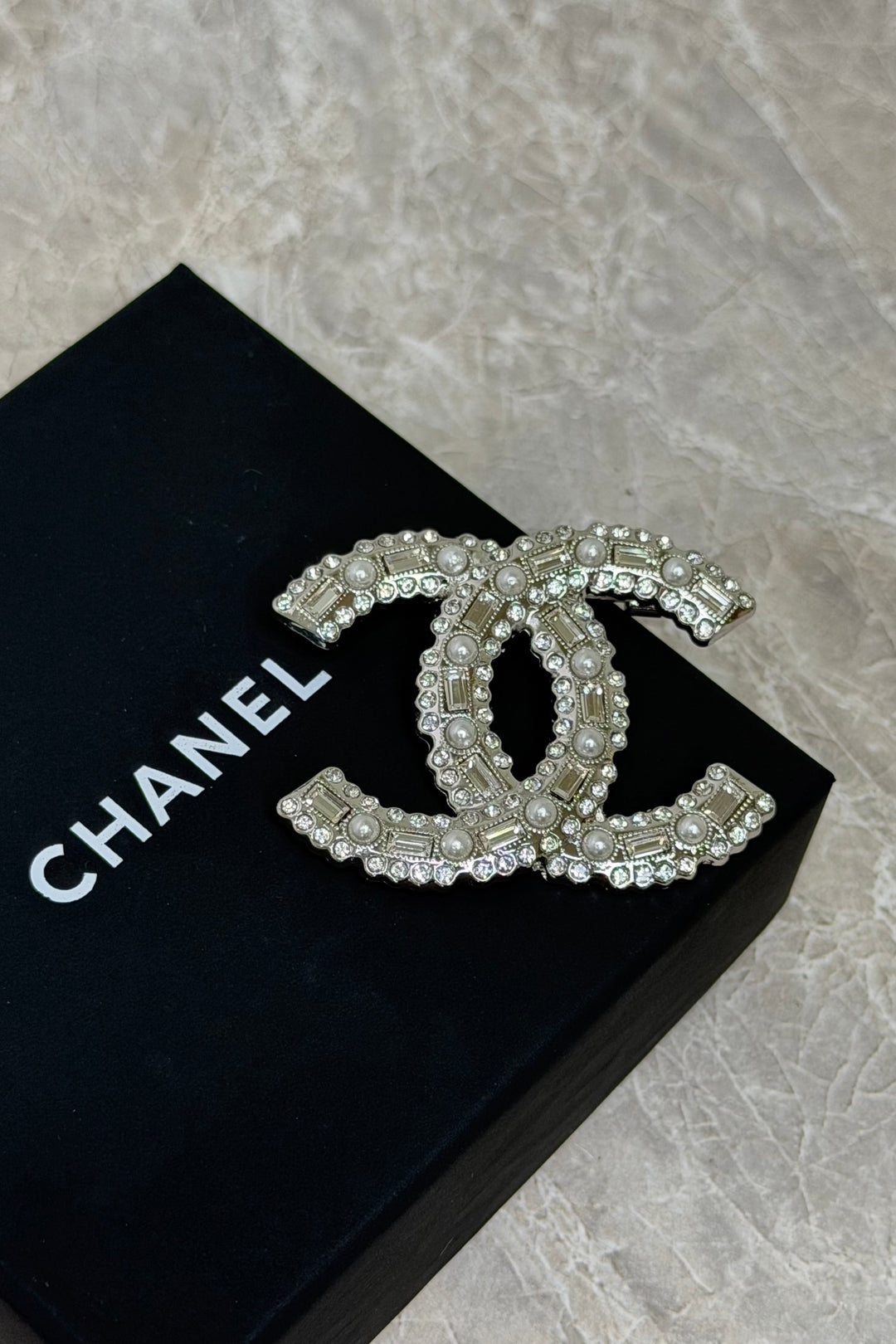 Preloved Vintageline x Molly&My  - Vintage Chanel Broche – 1995 - Sølv, Zirkoner & Faux Perler    - Sølv