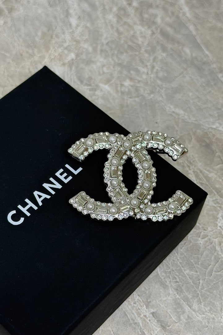 Preloved Vintageline x Molly&My  - Vintage Chanel Broche – 1995 - Sølv, Zirkoner & Faux Perler    - Sølv