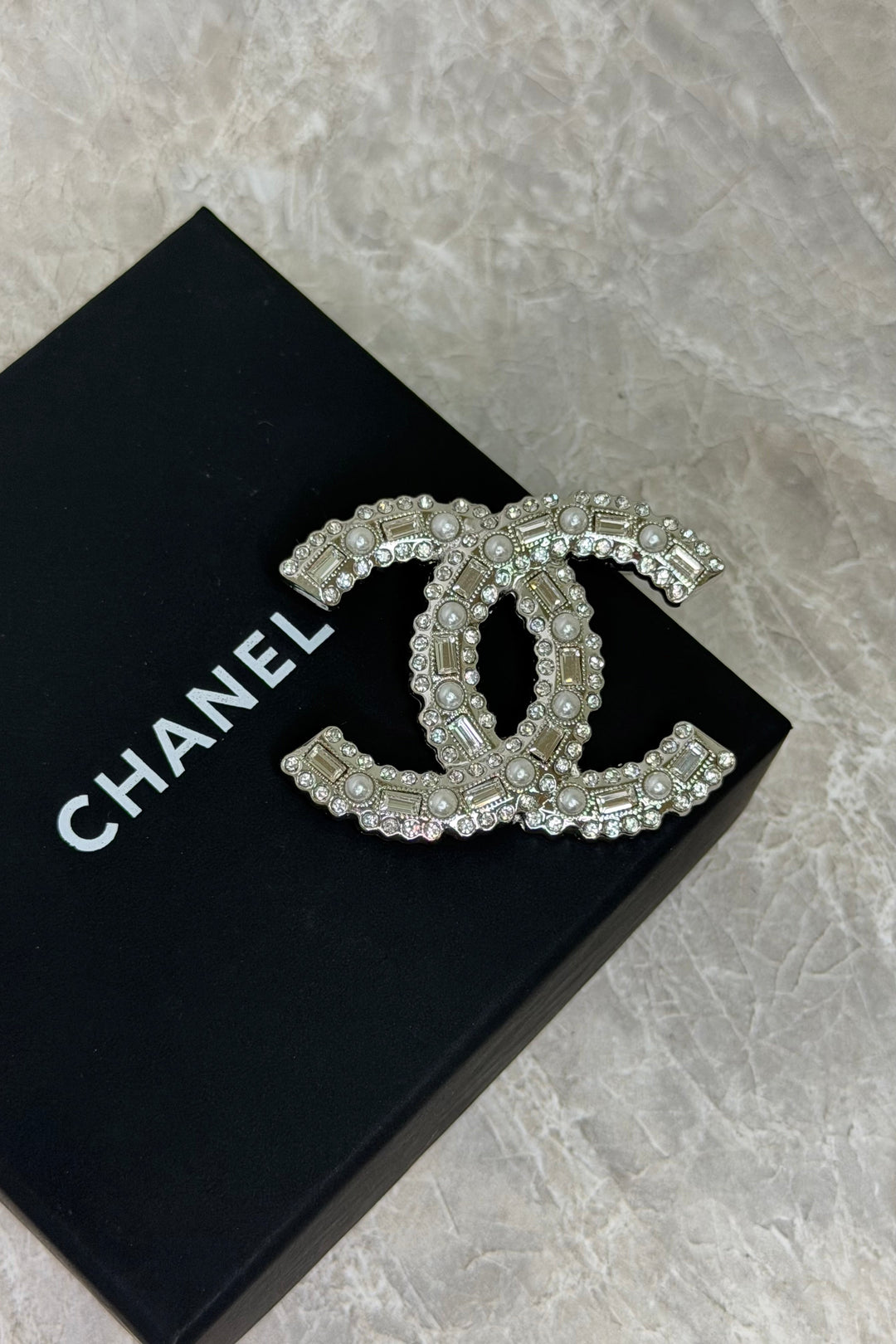 Preloved Vintageline x Molly&My  - Vintage Chanel Broche – 1995 - Sølv, Zirkoner & Faux Perler    - Sølv