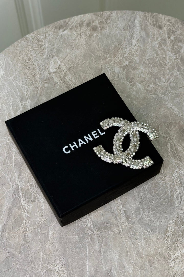 Preloved Vintageline x Molly&My  - Vintage Chanel Broche – 1995 - Sølv, Zirkoner & Faux Perler    - Sølv