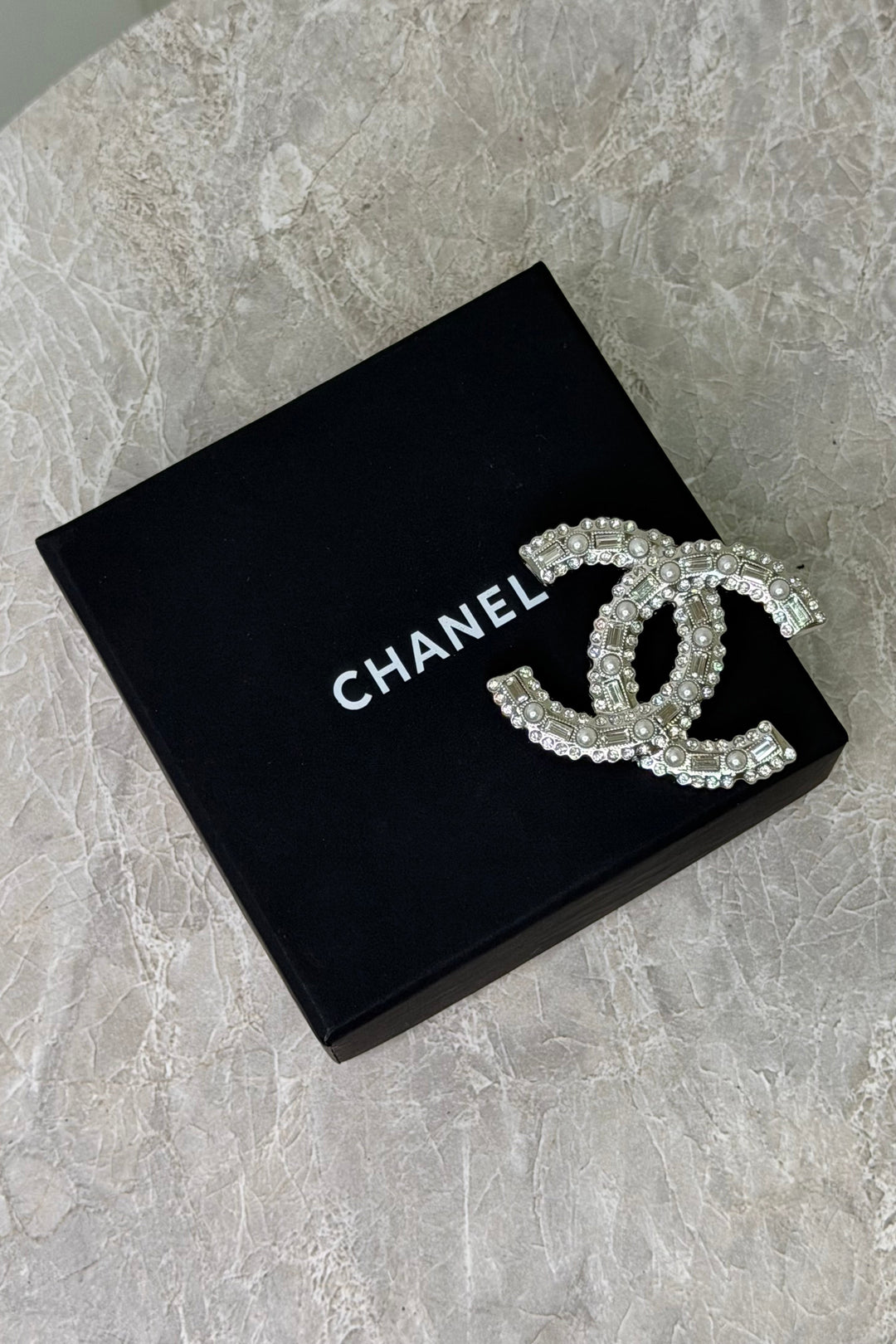 Preloved Vintageline x Molly&My  - Vintage Chanel Broche – 1995 - Sølv, Zirkoner & Faux Perler    - Sølv