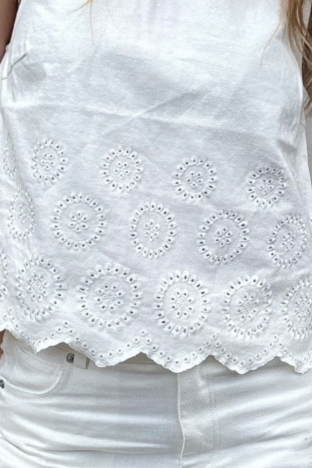 Global Funk - Rihne Scallop-G - 800 White T-shirts 