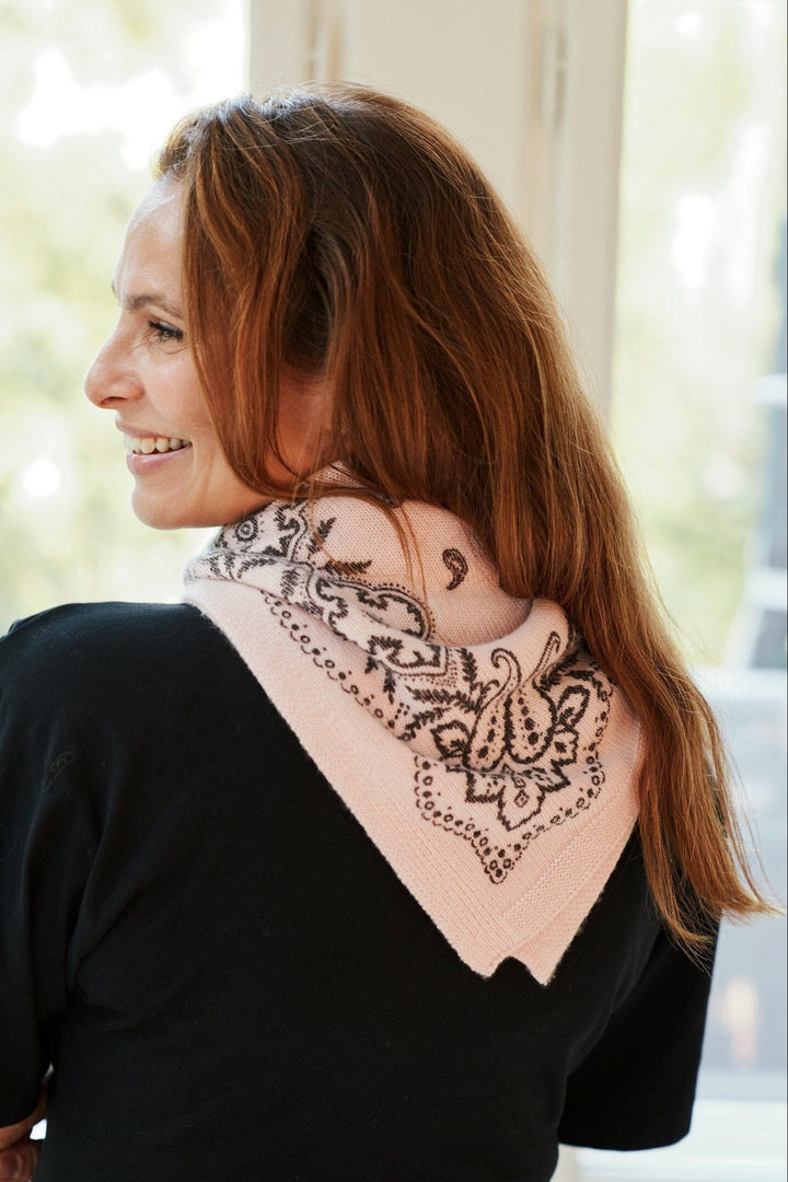 Neo Noir - Adelina Paisley Knit Scarf 169506 - 172 - Powder Tørklæder 