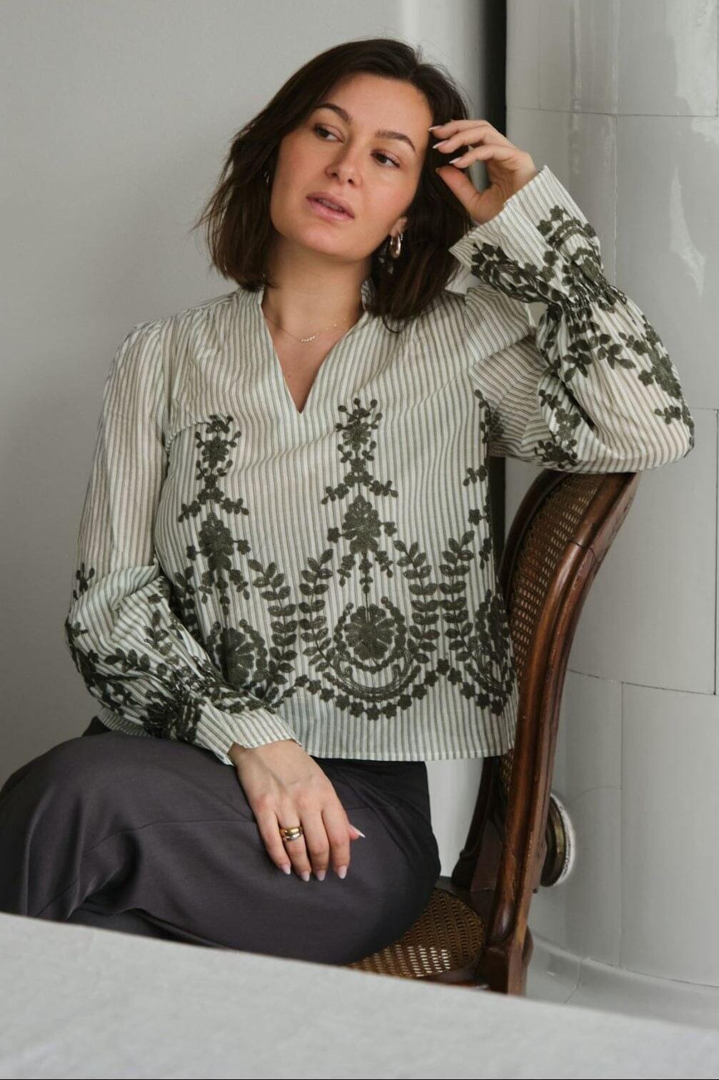 Neo Noir - Amara Stripe Emb Blouse 163363 - 723 - Dusty Green Bluser 