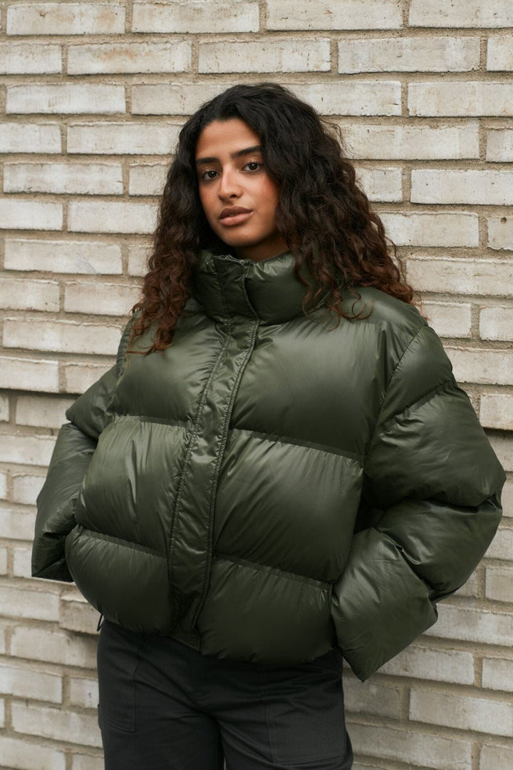 Neo Noir - Rhea Shiny Puffer Jacket 165094 - 605 - Olive Jakker 