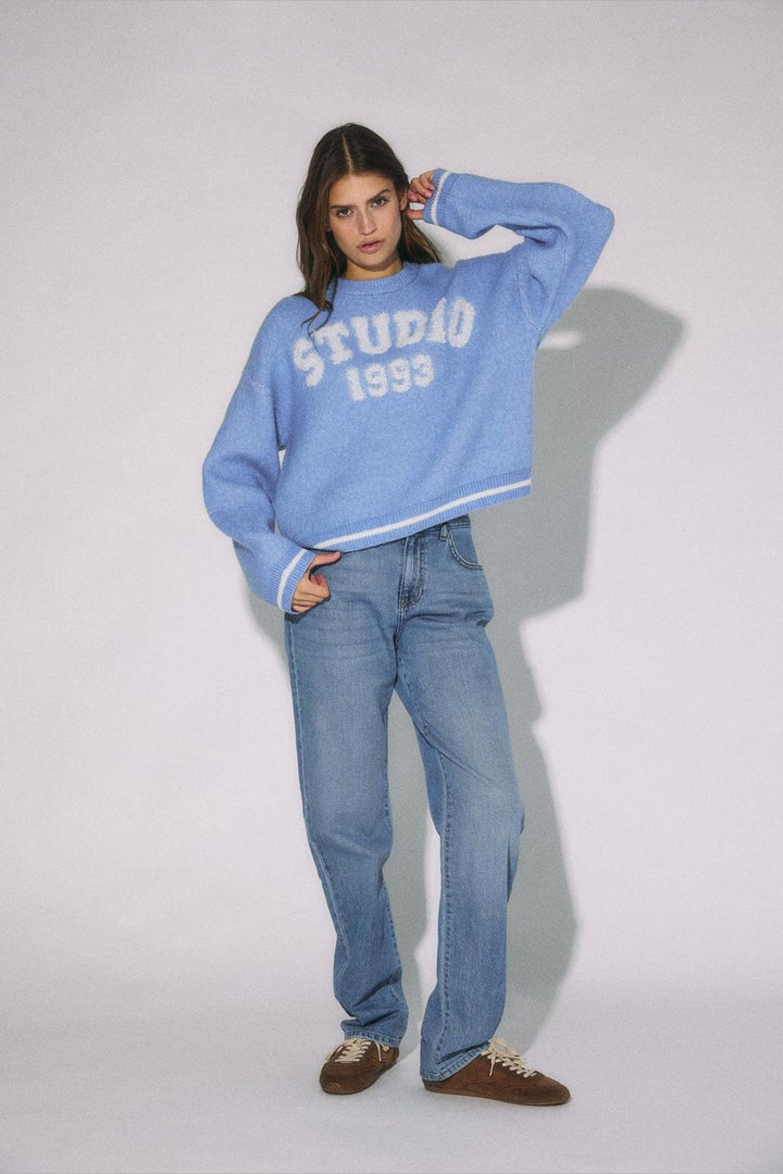 Noisy May - Nmamari L/S O-Neck Varsity Knit - 5077069 Hydrangea Text In Cloud Dancer