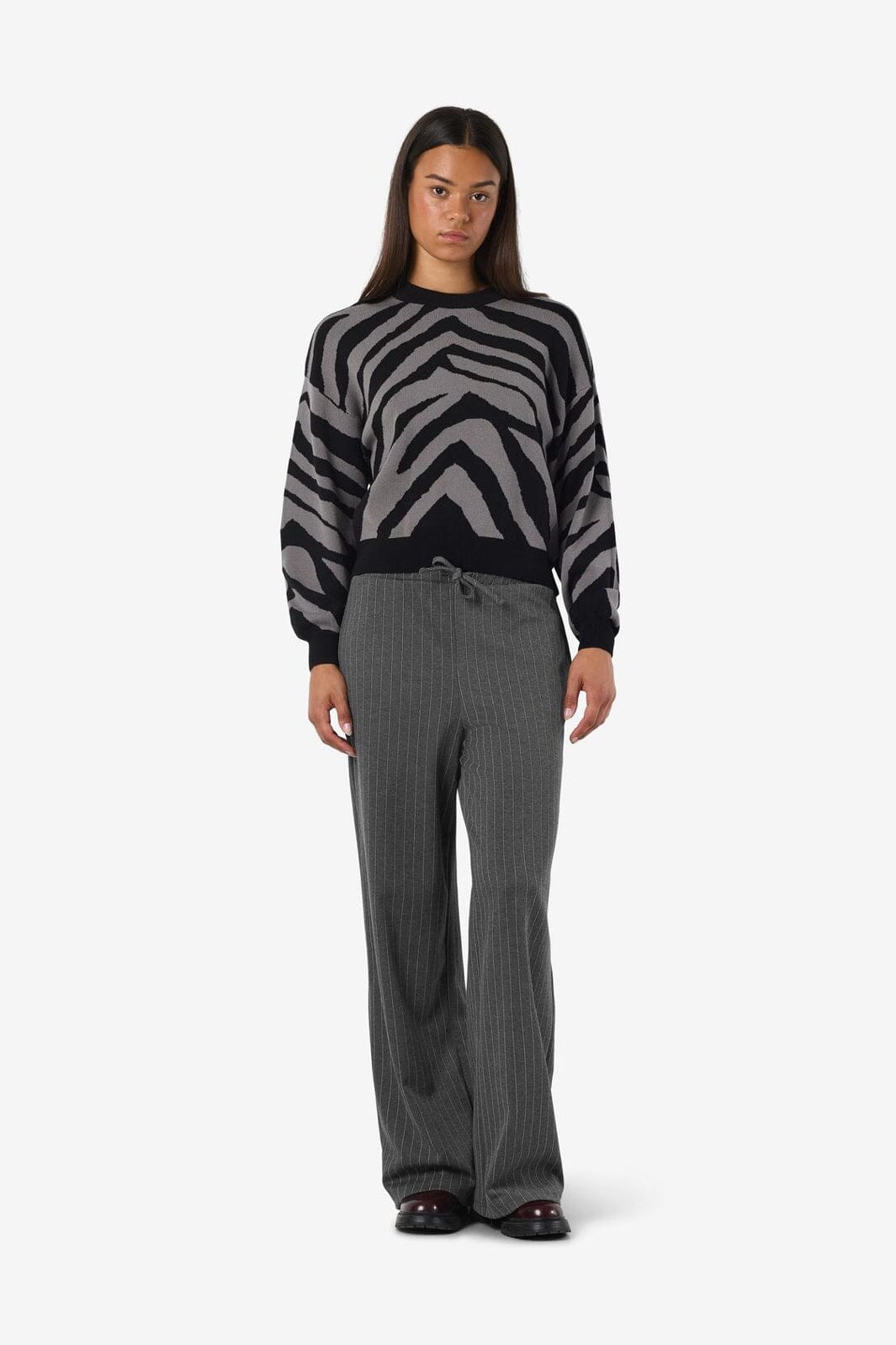 Noisy May - Nmmiel Nw Pinstripe Wide Pants Fwd - 4819975 Dark Grey Melange Bw Pinstripes