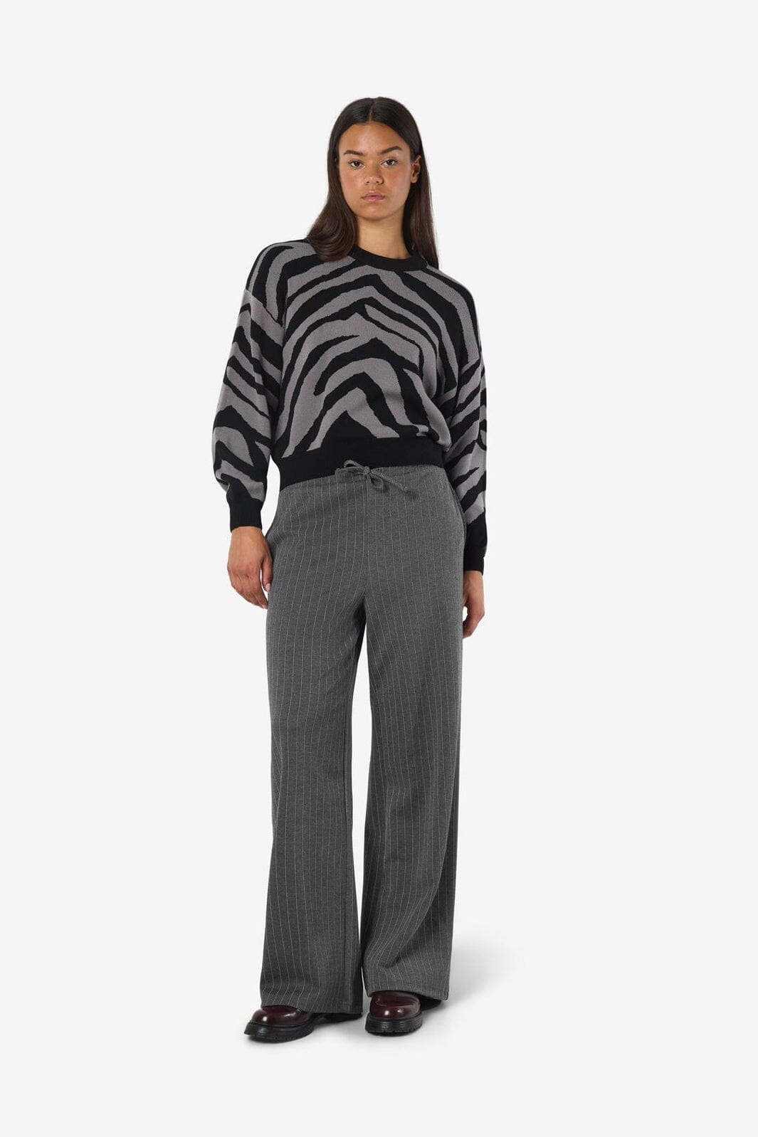 Noisy May - Nmmiel Nw Pinstripe Wide Pants Fwd - 4819975 Dark Grey Melange Bw Pinstripes