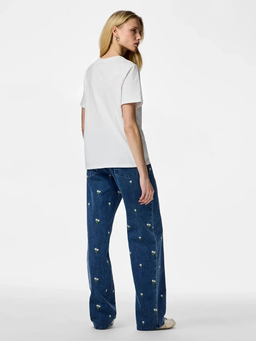 Pieces - Pcflora Straight Emb Jeans - 5068184 Medium Blue Denim White Flower Embroidery Jeans 