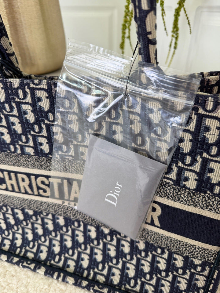 Preloved Vintageline X Molly&My - Christian Dior Book Tote – Oblique Canvas I Medium - Logo Tasker 