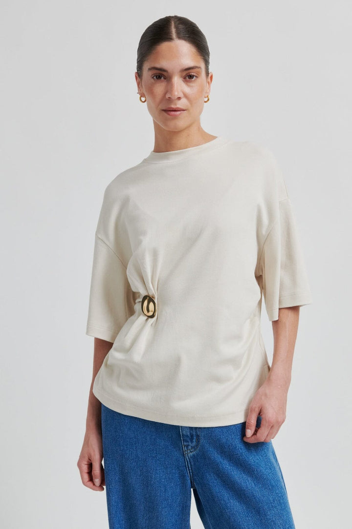 Second Female - Enora Brooch Tee 60432 - 0512 Soft Beige T-shirts 