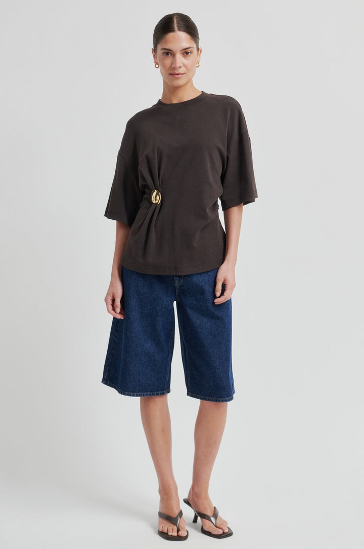 Second Female - Enora Brooch Tee 60432 - 6150 Chocolate Torte Bluser 
