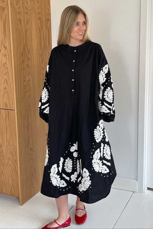 Sissel Edelbo - Rikke Dress SE 973.2 - Black W. White Swan Kjoler 